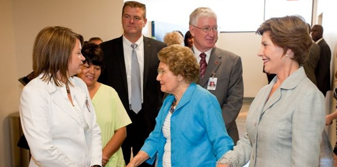 Image of Jenna Welch touring facility with Laura Bush