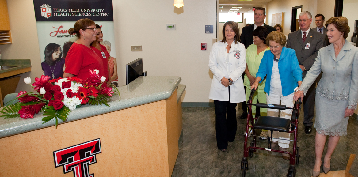 Jenna Welch touring facility with Laura Bush