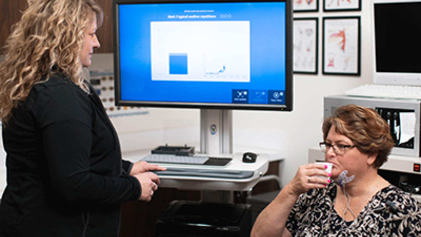 speech language professional observing a patient with dysphagia