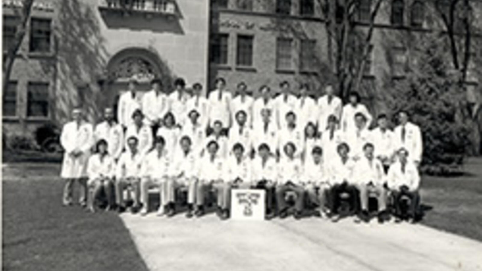 a freshman class in front of Drane Hall