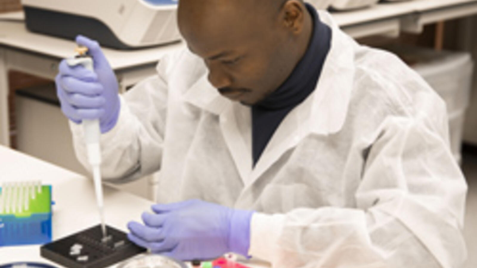 TTUHSC molecular pathology student working in a lab.