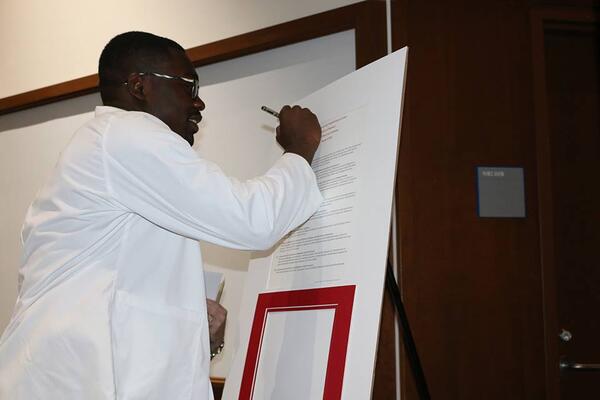 daily-dose/images/dal-white-coat_LG03.jpg