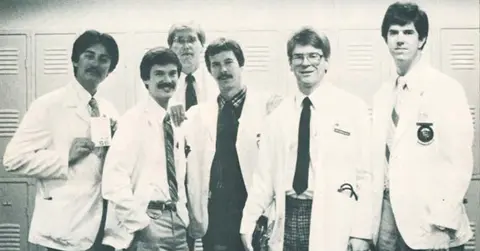Students gather for group photo in 1986