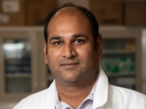 Male TTUHSC researcher poses for a headshot in his lab.