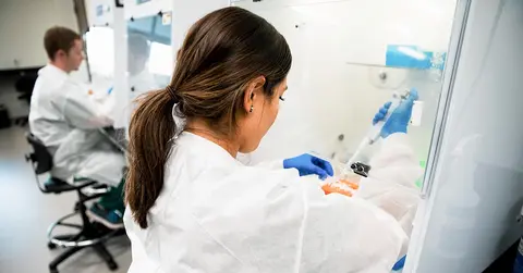 woman working in molecular pathology 