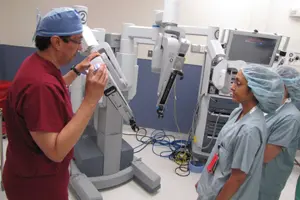 Saldivar works with obstetrics and gynecology students on the da Vinci minimally-invasive surgery simulator.