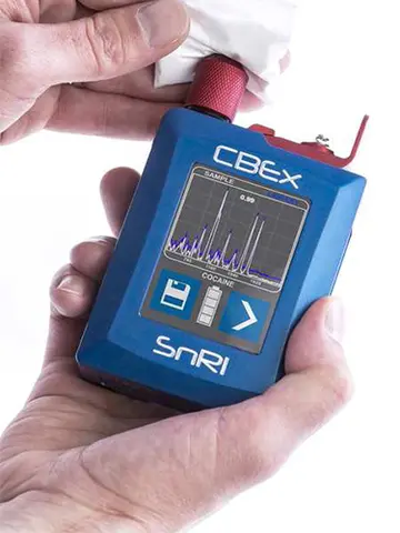 Hand-held Raman spectrometer